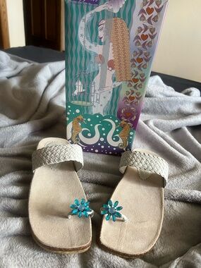 Art Effects Leather Rosebud White, Aqua Flower Toe Ring Size 6 Sandals, new/box